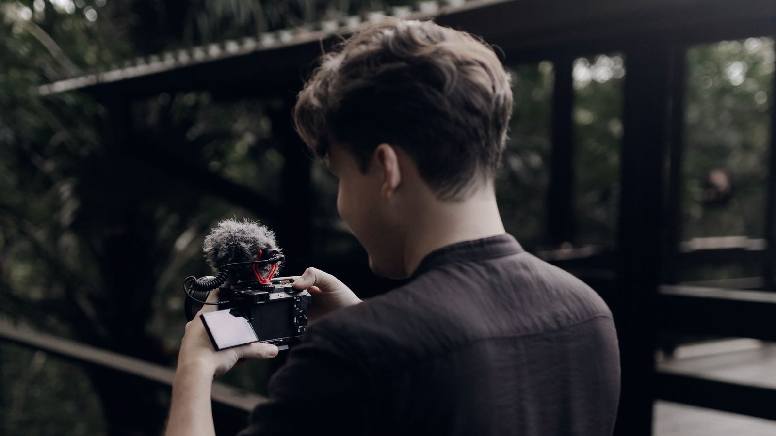 Un createur de contenu en train de filmer une video