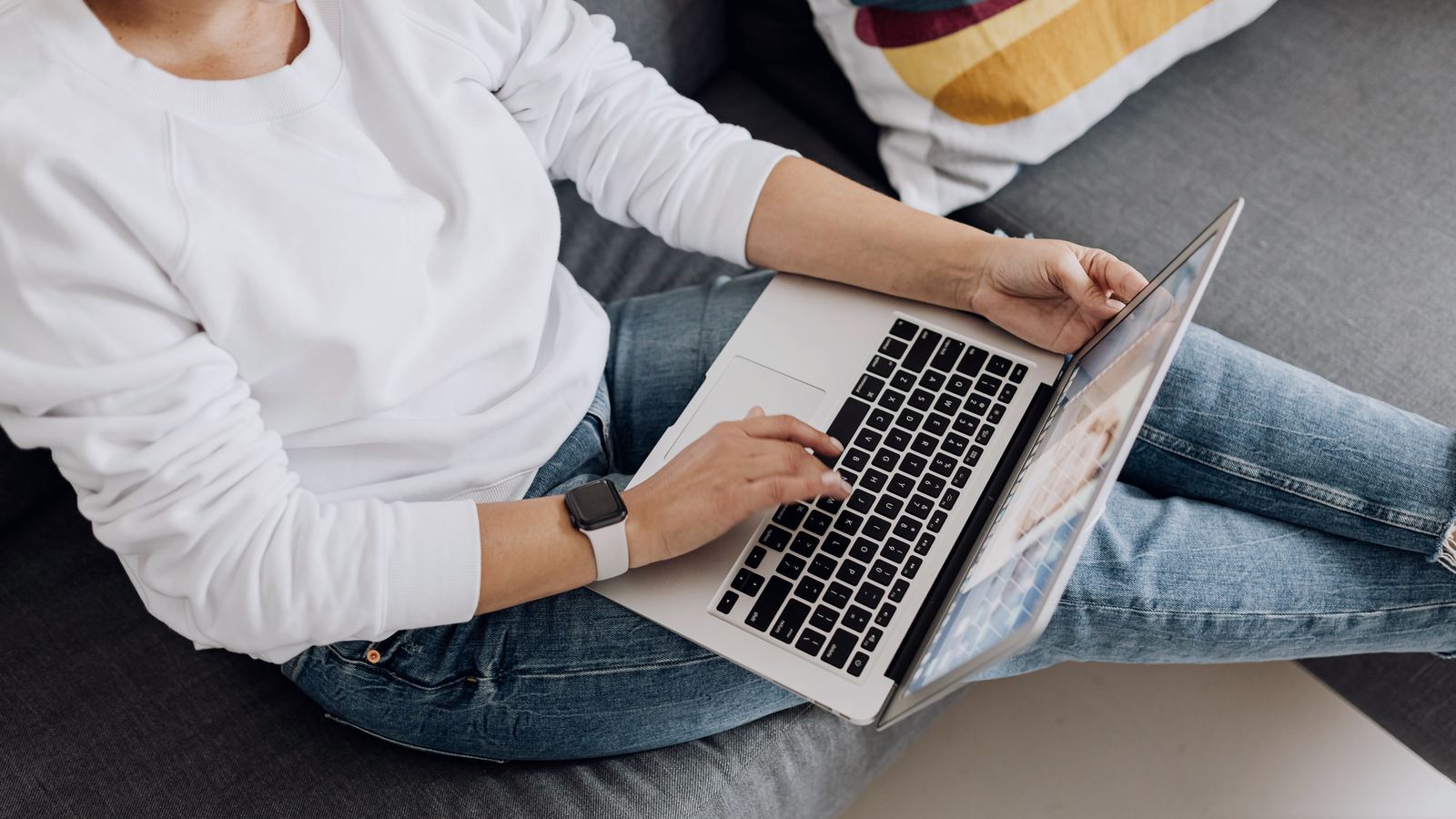 Une personne debutante utilise un ordinateur chez elle