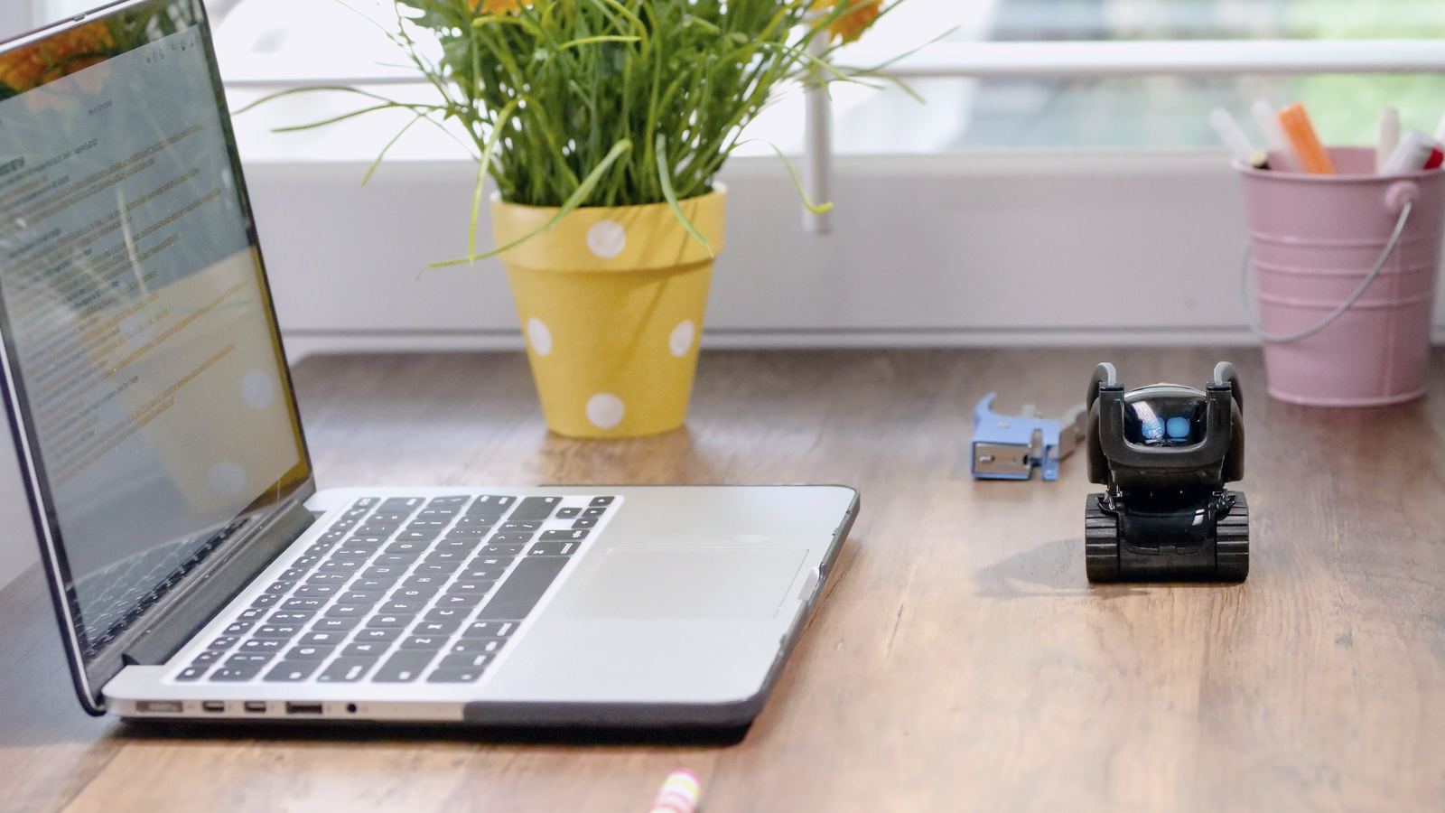 Une personne utilise des outils d IA sur son ordinateur