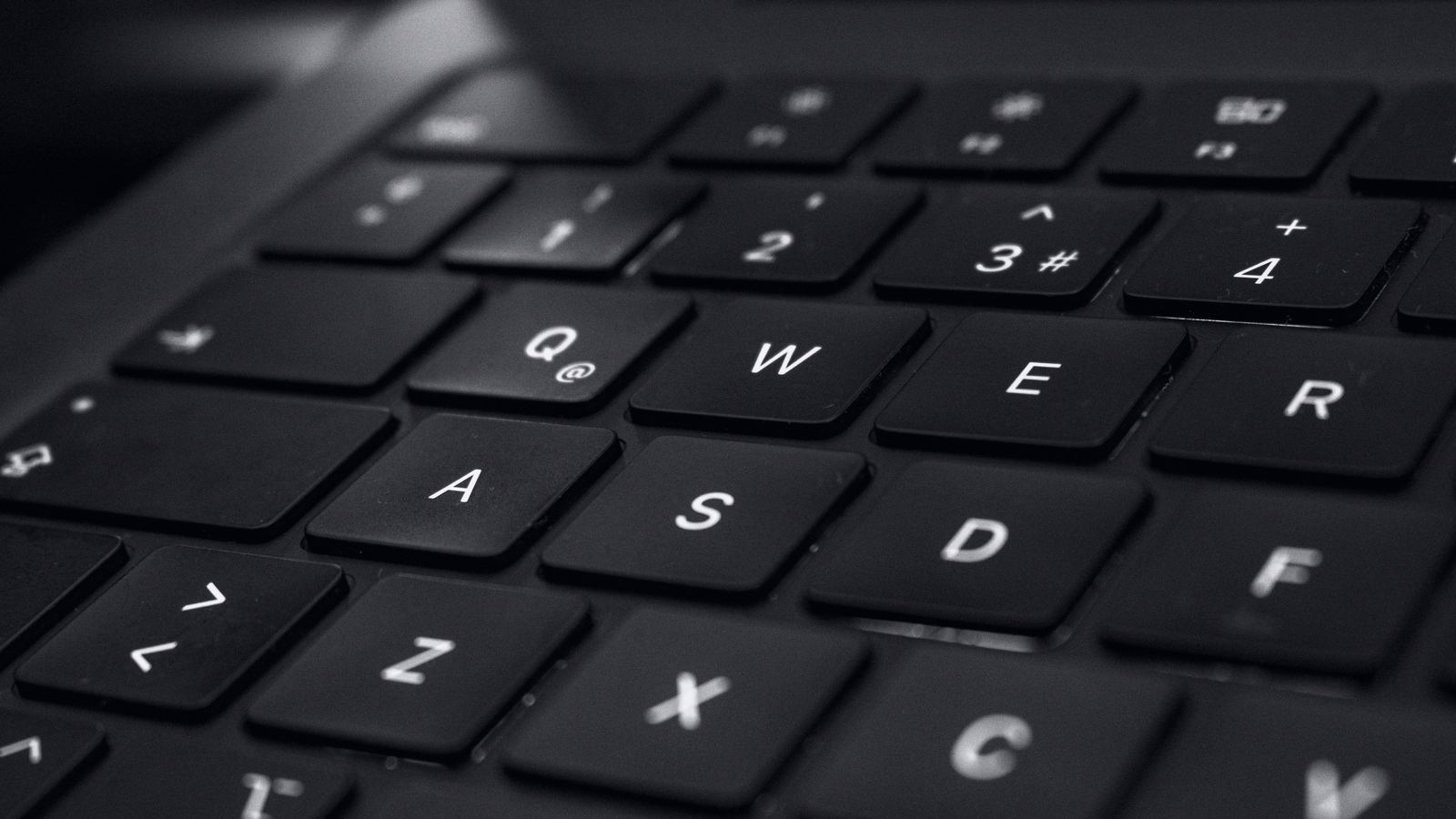 Des mains qui ecrivent sur un clavier d ordinateur