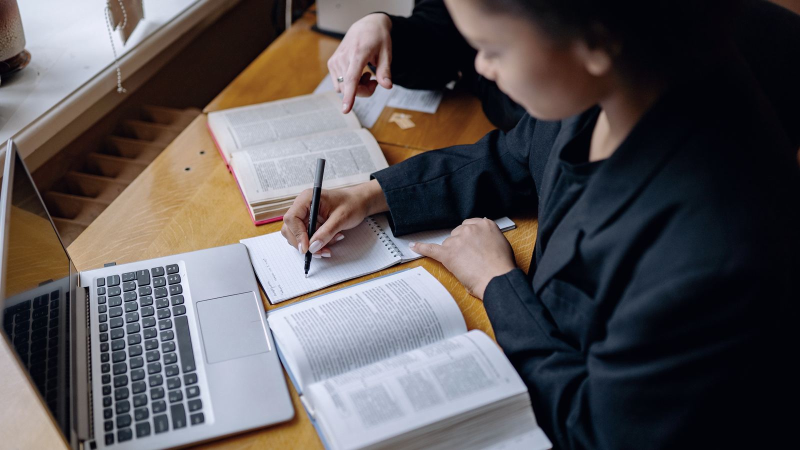 Une personne revise ses cours avec un ordinateur portable